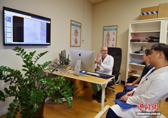 10��17�գ������L(zh��ng)����������(��һ)�������t(y��)���������g(sh��)��(j��ng)�(y��n)������ �z