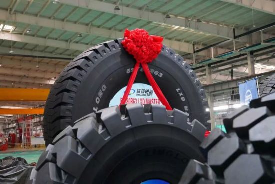 廠房?jī)?nèi)擺放的“玲瓏”品牌巨型全鋼工程子午線輪胎 廠房?jī)?nèi)擺放的“玲瓏”品牌巨型全鋼工程子午線輪胎