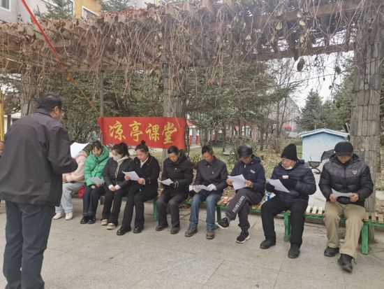 勝利街道民和社區(qū)開展“涼亭課堂”活動(dòng) 勝利街道民和社區(qū)開展“涼亭課堂”活動(dòng)