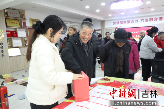 ���񅢼ӻ��(d��ng)�F(xi��n)���� ��ʯ��ί������/���D