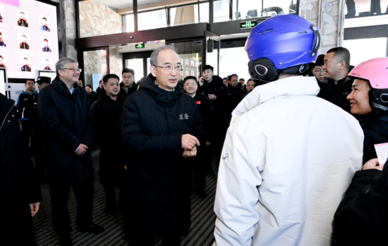 11��22�գ�����ʡ2025-2026��ѩ���_���ߵ�31�ü����Fڡ��ѩ��(ji��)�_Ļʽ�ڼ����������ɻ����ȼم^(q��)�e����ʡί��ӛ�S����ѩ�ߴ�d�c��ʡ�ο��H�н�����