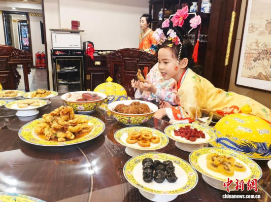 2��5��������ʡ�������������M����Сʳ��Ʒ�L���M��˴��롱����������ӛ�� ʯ���� �z