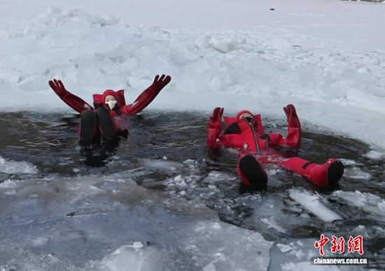 2��5�գ�����ʡ�L������һ�(xi��ng)��(d��)�صı����(xi��ng)Ŀ���������ο�ǰ���w�(y��n)���ڇ�(y��n)������������c��������Ŀ�ļtɫ�����b�䣬��ȻƯ���ڱ���֮�������܄e�µı�ѩ��Ȥ�������� �z