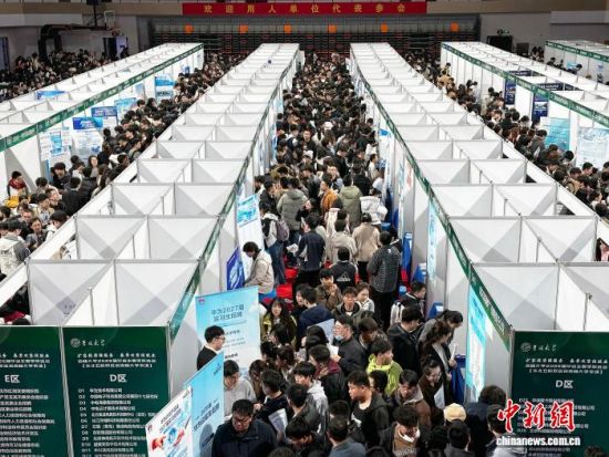 3��27���������L(zh��ng)�������ִ�W(xu��)��Ƹ�F(xi��n)��(ch��ng)ʮ�ֻ������� �z