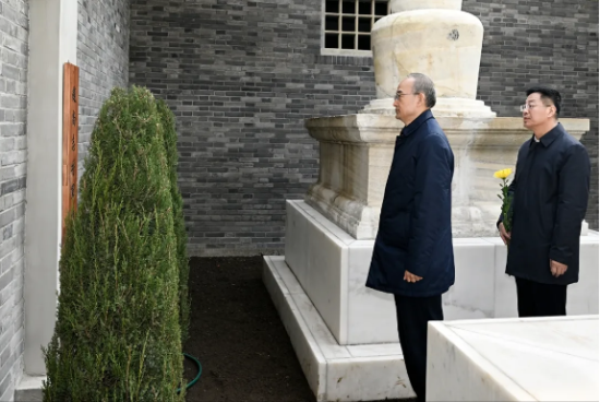 4��5����ʡί��ӛ�S�����w��־��܊�o(j��)���^����Ӣ����׷˼����Ӣ�۲��๦����������媚���������ź͇��Ҹ�����Ӣ�«I(xi��n)���ĸ��������¾���